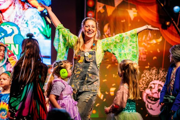 Lies zorgt voor blije gezichten tijdens een kinderact Lies maakt de kinderen blij tijdens de kindershow