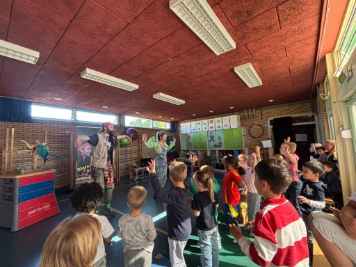 Kinderen dansen, zingen en leren over dieren op de BSO Lies en Jus tijdens hun interactieve kindershow op een BSO
