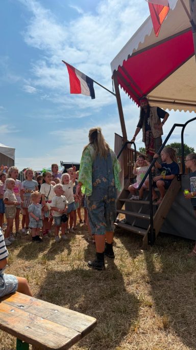 Op het kinderpodium tijdens een festival Lies & Jus op een festival voor kinderen en volwassenen