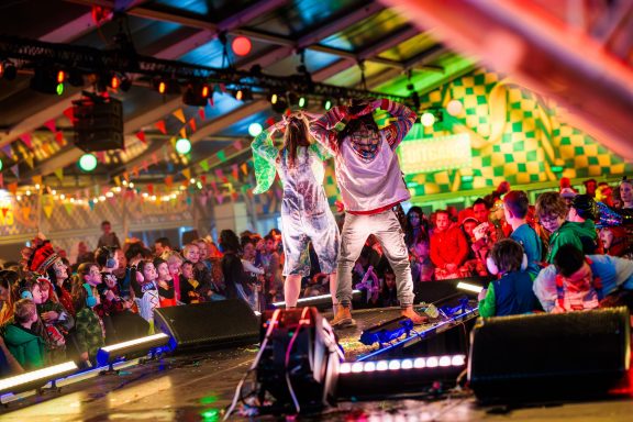 Lies & Jus op een festival Lies & Jus dansen met de kinderen tijdens een festival