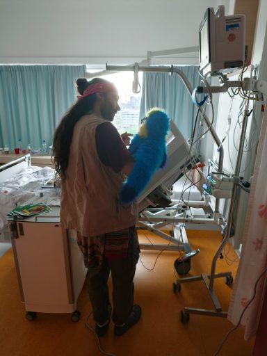 Lies & Jus maken zieke kinderen blij Jus gaat langs bij een ziek kindje in het ziekenhuis