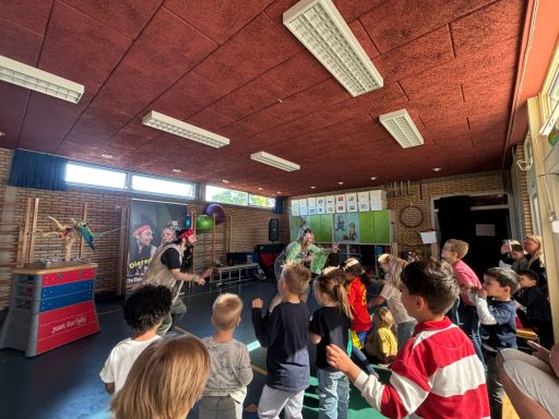 Zingen, dansen, bewegen en spelen maakt kinderen op de BSO blij De hele BSO zingt, danst en beweegt mee