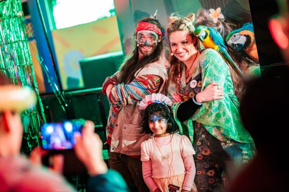 Een meet & greet is altijd leuk voor kinderen na de kindervoorstelling Even met Lies & Jus op de foto na de show