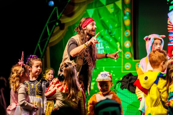 Jus de grappenmaker Jus maakt grapjes tijdens een kinderdisco