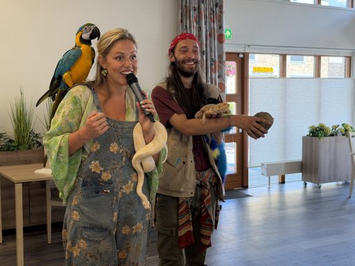 Voorstelling voor oudere mensen met echte dieren Een slang en een papegaai liet de oudere mensen weer genieten