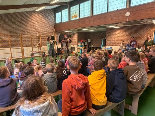 Educatieve kindershow op een school en bso Kinderen leren over dieren en de natuur tijdens deze kindershow op een school