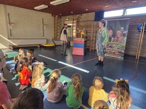 Kleine kinderen bij de kindershow met weetjes over dieren Deze kleine kinderen genoten van de humor en muziek van Lies & Jus