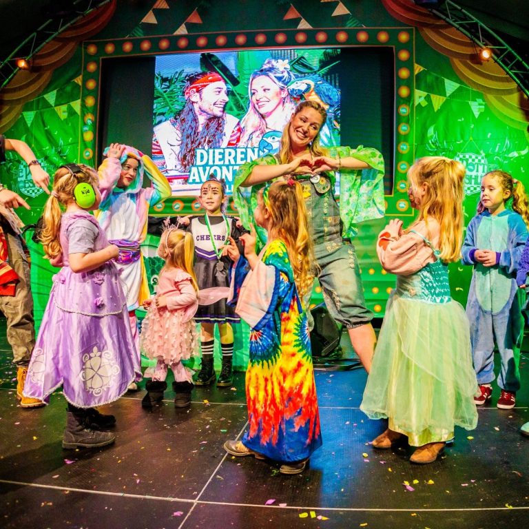 Lies & Jus zingen en swingen tijdens de kinderdisco op de liedjes over dieren.