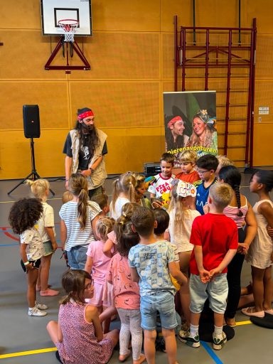Entertainment voor kleine kinderen Lies & Jus zorgen voor entertainment op een school voor kleine kids