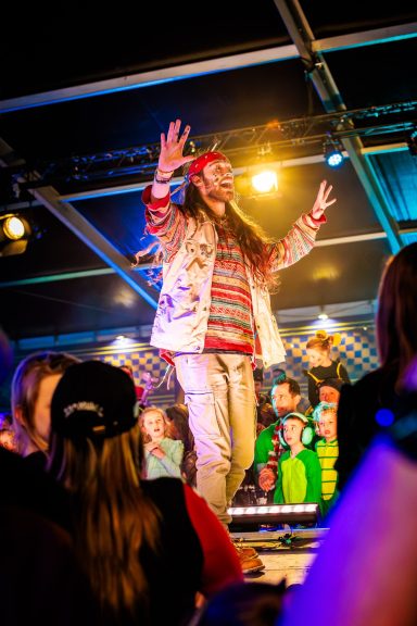 Jus danst met de kinderen Jus doet de danspasjes voor tijdens de kinderdisco