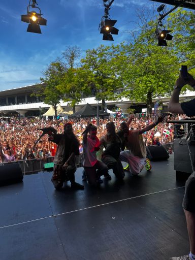 Lies & Jus tijdens een festival voor kinderen met hun educatieve show