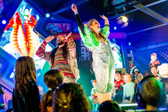 Kinderdisco met dierenliedjes Lies en Jus doen de bewegingen voor tijdens de kinderdisco
